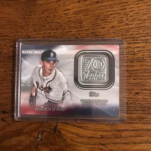 Parche con el logotipo del 70.° aniversario de Topps de Warren Spahn (como se muestra en la imagen) (edición original) (5373)