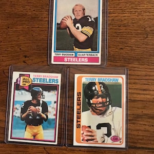 Terry Bradshaw 3 cartões de futebol Topps diferentes (edição original) (conforme ilustrado) (5286)
