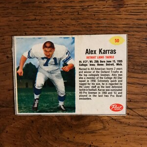 Puede incluir: Una tarjeta de colección de fútbol vintage con Alex Karras, un tackle de los Detroit Lions. La tarjeta es de la marca Post y presenta una foto de Karras con su uniforme, junto con sus estadísticas y una breve biografía.