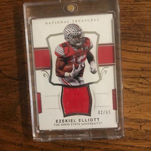 Cartão de futebol americano com patch usado pelo jogador Ezekiel Elliott National Treasures 02/99 (conforme foto) (04776)