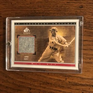 Könnte beinhalten: Eine Baseballkarte in einer transparenten Kunststoffhülle. Die Karte zeigt ein Sepia-Bild eines Baseballspielers in Aktion. Auf der Karte steht "SP Legendary Swatches" und "Mel Ott". Die Karte hat ein graues Muster.