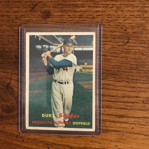 Tarjeta de béisbol Topps de Duke Snider de 1957 (edición original) (como se muestra) (5930)