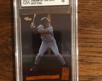 Puede incluir: Una tarjeta de béisbol clasificada con Derek Jeter, una tarjeta Classic Cream of the Crop de 1994, clasificada Gem Mint 10 por la GSA.