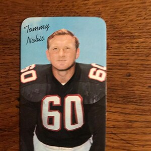 Tommy Nobis 1970 Topps Cartão de futebol de tamanho grande (edição original) (conforme ilustrado) (5516)