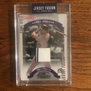 Può includere: Una carta da baseball con Larry Walker dei Colorado Rockies. La carta include un campione di maglia e il testo "Jersey Fusion". La carta è racchiusa in un supporto protettivo trasparente.