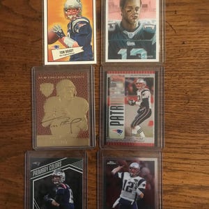 6 tarjetas de fútbol diferentes de Tom Brady (como se muestra en la imagen) (05781)