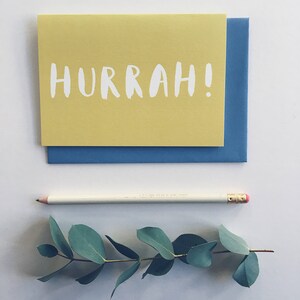 Tarjeta Hurrah - con letras a mano, felicitaciones, amarillo, verde, yay, bien hecho, nuevo trabajo, nueva casa, nuevo bebé, compromiso