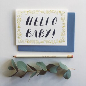 Hello Baby - Nueva tarjeta de bebé, amarilla, de género neutro, manejada