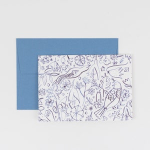 Carte de vœux illustrée pour les oiseaux et les plantes. Vierge à l’intérieur, illustration au stylo floral et à l’encre. Félicitations Joyeux anniversaire Nouveau bébé