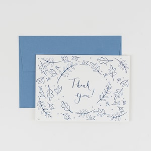 Biglietto di ringraziamento botanico – Design con foglie disegnate a mano – Carta da lettere minimalista ispirata alla natura con busta blu