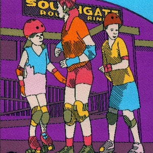 Op de afbeelding: Drie personen met rol schaatsen en beschermende uitrusting staan voor een paars gebouw met de woorden "Southgate Roller Rink" op de voorgevel. De persoon in het midden draagt een oranje shirt en een roze broek. De persoon links draagt een blauw shirt en een roze broek. De persoon rechts draagt een geel shirt en een blauwe broek.