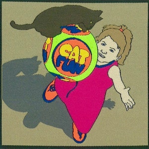 Op de afbeelding: Een meisje in een roze jurk houdt een groene bal vast met de woorden "CAT FUN" in oranje en blauwe letters. Een zwarte kat zit op de bal.