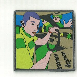 Puede incluir: Un parche de dibujos animados con un esquema de color verde, amarillo y rosa. Una persona conduce un vehículo con las palabras "servicios de seguridad" en el lateral.