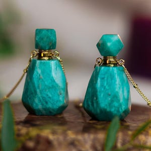 Pode incluir: Um conjunto de três canecas de cerâmica com acabamento fosco e salpicado. As canecas são em tons de creme, cinza claro e cinza escuro. Cada caneca tem um design simples e minimalista e uma alça arredondada.