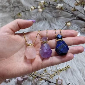 Collar con colgante de aromaterapia rellenable con botella de aceite esencial de cristal, botella de perfume con piedras preciosas, minidifusor, amatista y cuarzo rosa.