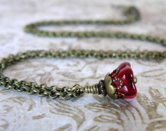 Collar o colgante de flor roja pequeña, estilo vintage, de vidrio rojo y latón antiguo, con cuentas de vidrio, joyería delicada.