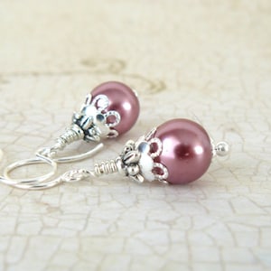 Pendientes de color rosa, pendientes colgantes de estilo vintage de color rosa oscuro, gotas de perlas de cristal de color rosa, pendientes de dama de honor de color rosa, joyas de perlas de inspiración victoriana