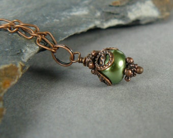 Colar de pérolas verdes, pingente de pérolas verdes, joias românticas de inspiração vintage, pingente pequeno rústico verde e cobre