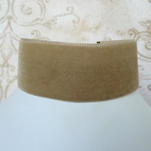 Girocollo in velluto beige, collana a nastro largo in velluto crema scuro, gioielli ispirati all&#39;annata marrone pallido