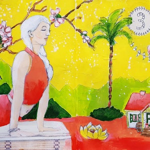 Könnte beinhalten: Ein Gemälde einer Frau in einem roten Oberteil, die eine Yoga-Pose auf einer weißen Plattform macht. Der Hintergrund ist gelb mit einer Palme, einem Haus und Blumen.