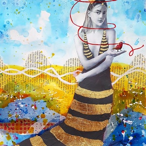 Könnte beinhalten: Eine Frau in einem schwarz-gold gestreiften Kleid mit einer Krone auf dem Kopf. Sie hält einen roten Vogel in der Hand. Der Hintergrund ist ein blaues und gelbes Aquarellbild mit weißem und rotem Faden.