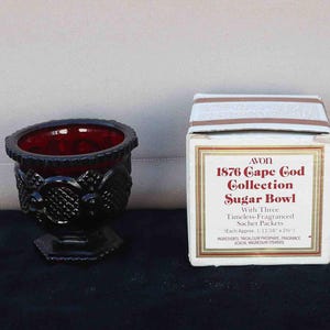 Azucarero Avon 1876 Cape Cod Ruby Red en su caja original, vintage, 1981