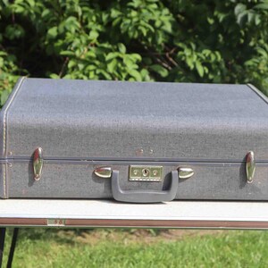 Maleta vintage Samsonite Streamlite, rígida de tweed gris oscuro, años 50, equipaje de viaje vintage, decoración del hogar y de bodas.