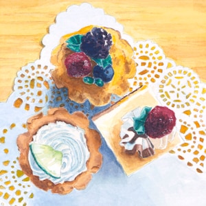 Puede incluir: Pintura a la acuarela de tres tartaletas de frutas en miniatura sobre un mantel blanco. Una tartaleta está cubierta con moras, arándanos y frambuesas. Otra tiene crema batida y una rodaja de lima. La tercera tiene crema batida y una frambuesa.