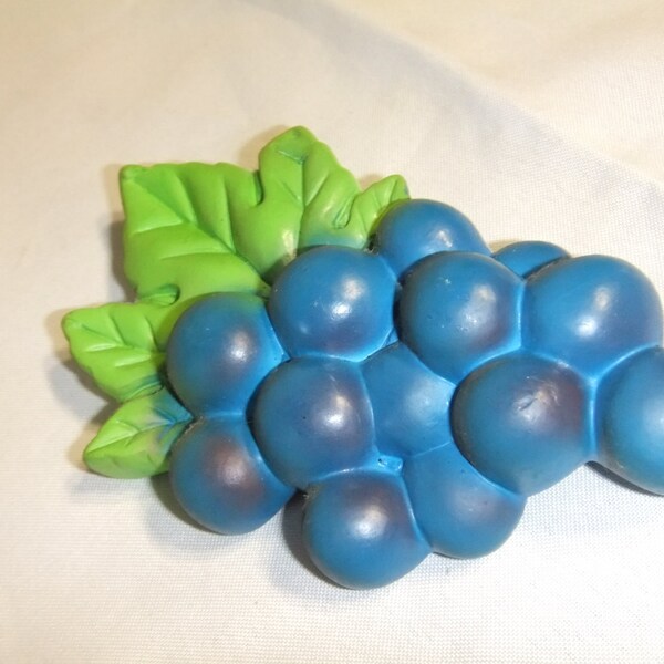 Vintage Chalk-Ware Grapes Wall-Plaque Fruit