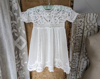 Robe bébé en dentelle ancienne, édouardienne