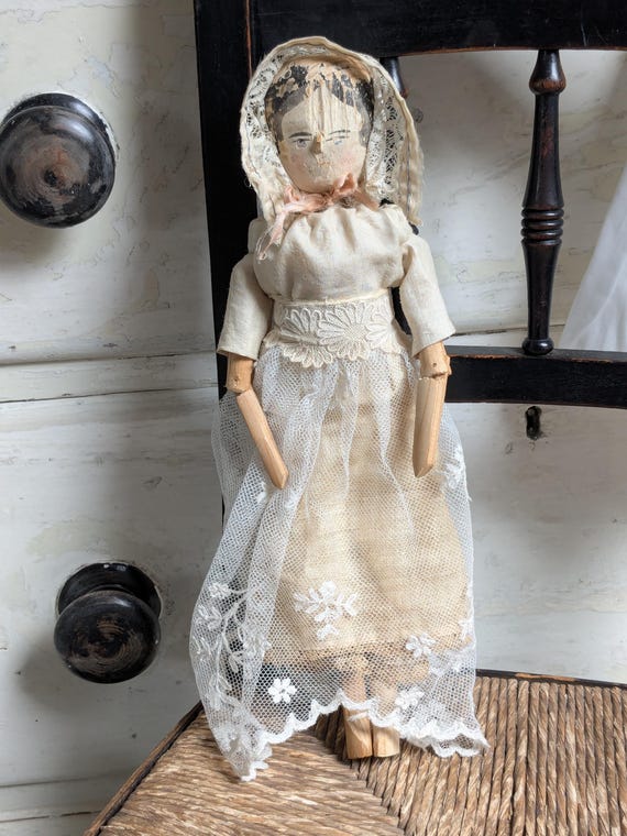 Poupée ancienne de Grodnertal à chevilles en bois