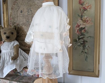 Robe bébé en dentelle ancienne avec roses en ruban de soie