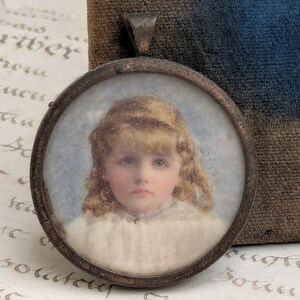 Broche Avec Miniature REF95225 - Occasion - Bijou Vintage Et Unique