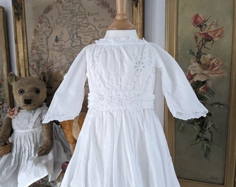 Jolie robe de bébé ancienne