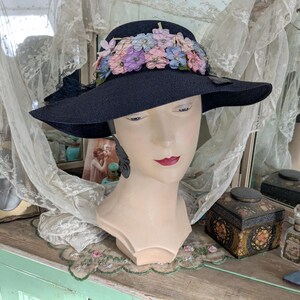 1930er Jahre blauer Strohhut mit Blümchen