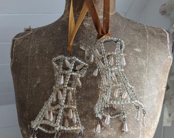 2 kleine antike französische Perlen Lampenschirme