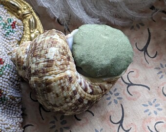 Peluche ancienne en forme de coquillage