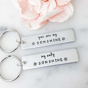 「You Are My Sunshine、My Only Sunshine」キーチェーンセット | 彼、彼女、息子、娘、お母さん、お父さん、夫、妻への誕生日、クリスマスプレゼント