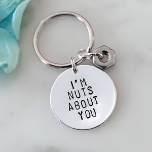Brelok „I'm Nuts About You” dla mężczyzn z zawieszką w kształcie orzecha | Prezent dla niego, Walentynki, Rocznica, Urodziny, Ręcznie stemplowany, Spersonalizowany