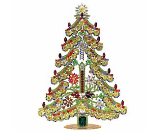 Peut inclure: Un ornement de sapin de Noël décoratif composé d'une structure métallique recouverte de strass multicolores, notamment des pierres jaunes, rouges, vertes et bleues. L'arbre présente une étoile au sommet, un pilier central et une base circulaire.