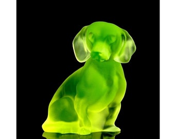 Bohemian Art Deco Dog &#39; Dachshund &#39; Sculpture 1930&#39;s H.Hoffmann Collectible Uranium Glass Figurine