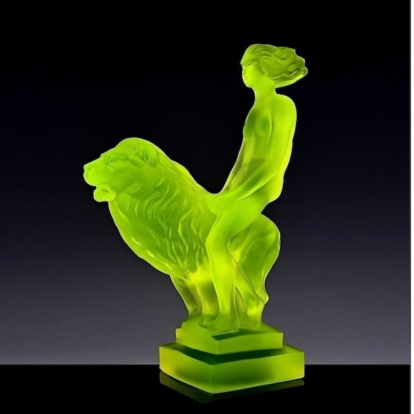 Art déco en verre « Fille au lion » Ornement de capot, mascotte de voiture, Boho, sculpture 1930 H. Hoffmann | Verre à l'uranium • Figurine en verre à l'uranium