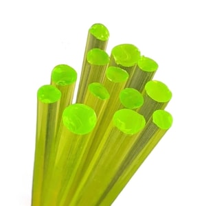 Könnte beinhalten: Ein Bündel leuchtend grüner, durchsichtiger, runder Stäbe. Die Stäbe sind aus Glas oder Kunststoff und haben einen Durchmesser von etwa 6 mm.