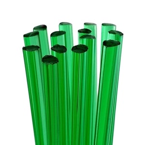 Könnte beinhalten: Ein Bündel grüner Glasstäbe, jeder mit einer gerippten Textur. Die Stäbe sind in einem Cluster angeordnet, wobei die Enden der Stäbe sichtbar sind.