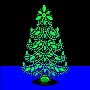 Op de afbeelding: Een gloeiend groen kerstboomontwerp tegen een zwarte achtergrond. De boom bestaat uit talrijke kleine, ovale en ronde vormen, met een stervormig ontwerp aan de top. De basis van de boom is een kleine, rechthoekige vorm. De achtergrond is zwart en blauw.