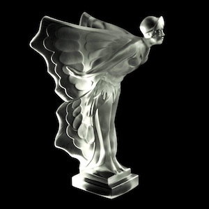 Sculpture Art déco 1930&#39; H. Hoffmann &#39; Flying Lady &#39; Mascotte de voiture bohème | Verre dépoli | Automobilia vintage | Ornement de capot pour voitures