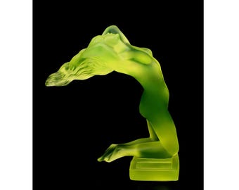 Art Deco Yellow Uranium Glass Sculpture &#39; Chrysis &#39; 1930&#39; H.Hoffmann Hood Ornament