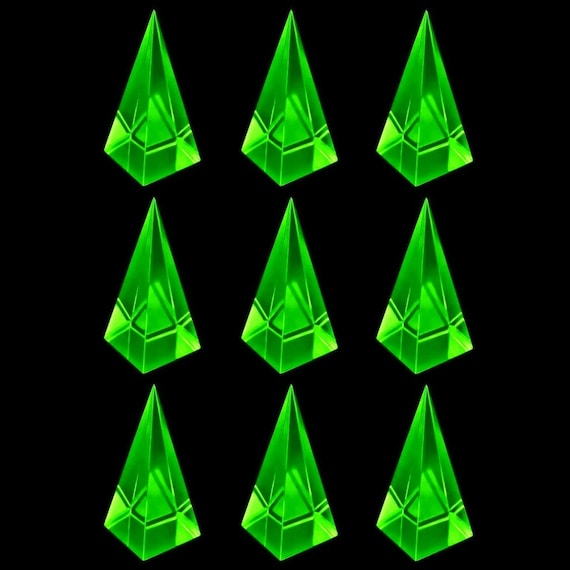 ウランガラスピラミッドペーパーウェイト：チェコ製ワセリンガラス