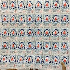 1960年キャンプファイヤーガールズ切手シート、4セント切手、USPS発行。合計50枚：キャンプファイヤーガールズ