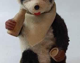 Juguete de cuerda de panda sediento o panda de picnic de los Alpes de 1950 sentado en una caja de leche.